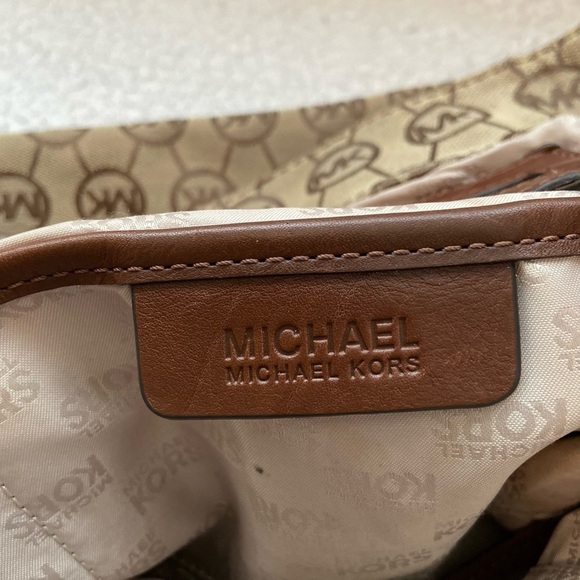 Michael Kors Gansevoort Monogram Canvas Large Tote - Picture 14 of 14